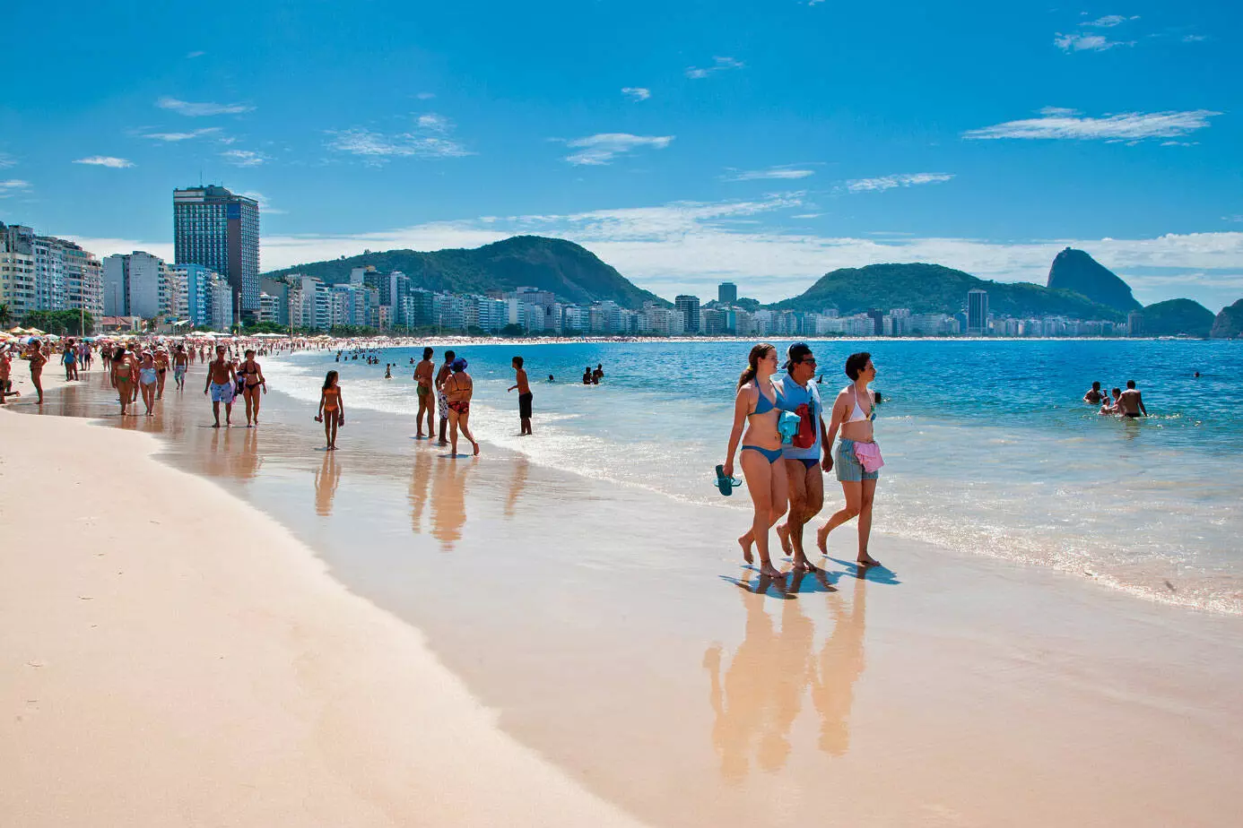 Куда лучше поехать в марте. Пляж Копакабана в Рио-де-Жанейро. Бразилия пляж Копакабана. Пляж Рамос в Рио де Жанейро. Австралия пляж Копакабана Австралия.